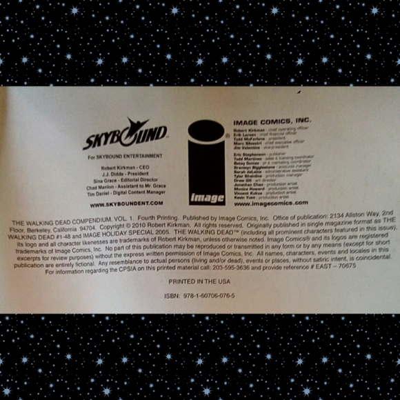 THE WALKING DEAD COMPENDIUM ONE LG COMIC BOOK! - Picture 3 of 7